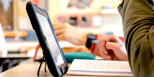 Leraar aan het werk met de iPad